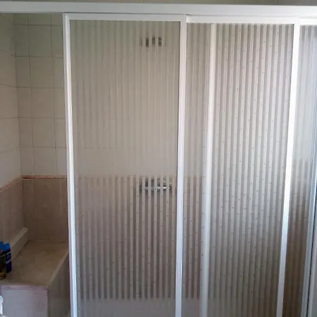 Piso Bajo De 3 Y Un Bano Sin Cocina Apartmán *