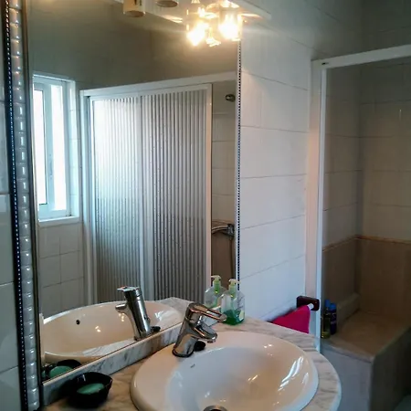 Piso Bajo De 3 Y Un Bano Sin Cocina Apartmán *